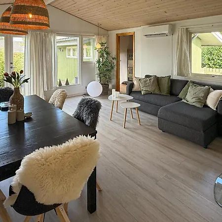 4 Bedroom Awesome In Сasa de vacaciones Stege